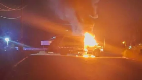 Incendian camión recolector de basura del Ayuntamiento de Culiacán en Imala..jpg