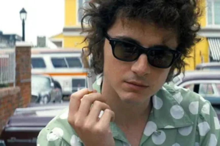 La película se estrenó en diciembre de 2024 y rápidamente se convirtió en un éxito de taquilla y crítica. Con su nominación a los Oscars, Chalamet reafirma su estatus como uno de los actores más prometedores de Hollywood.
Crédito: Searchlight Pictures