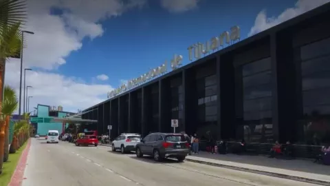 Neblina en Tijuana: por qué se suspenden vuelos y cuánto tiempo puede durar el cierre