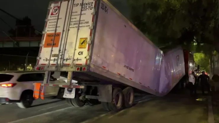 Tráiler de 30 toneladas se parte a la mitad en Zaragoza: Afecta la circulación en la México-Puebla