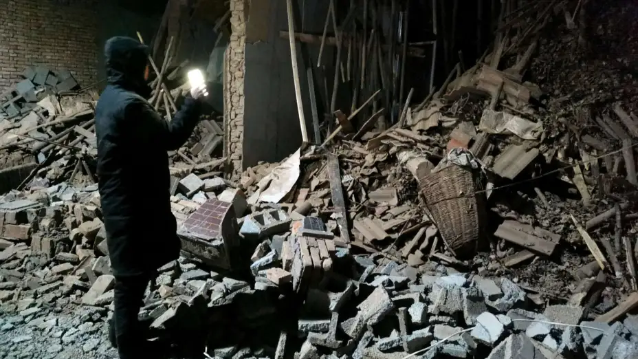 Escombros de una casa tras un terremoto en China.