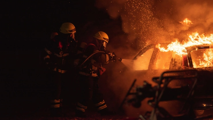 Auto incendiado.
