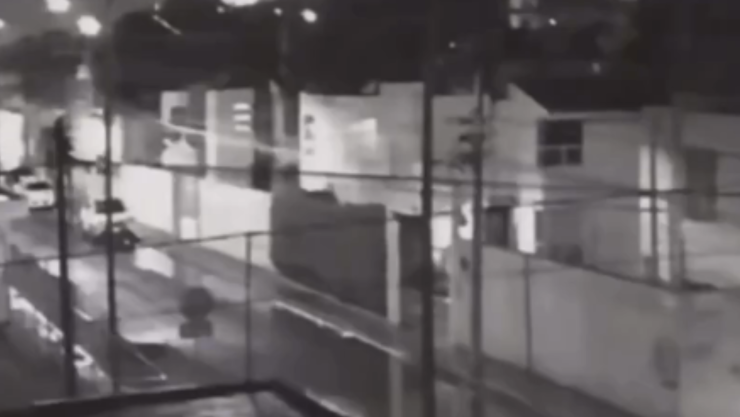 Abuelito ciclista se cae