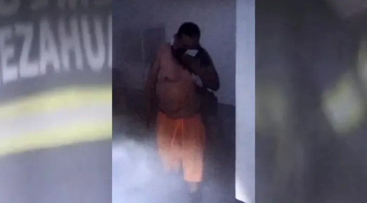 VIDEO: Bomberos de Neza rescatan a un hombre con un perrito durante un incendio