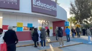 Docentes realizan bloqueo en accesos a la SEP en Puebla por demandas laborales y sindicales