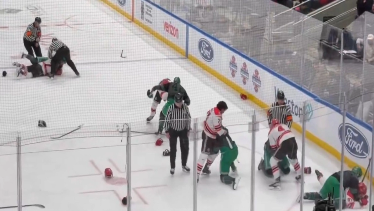 Policías y bomberos de FDNY y NYPD protagonizan pelea en partido benéfico de hockey en Nueva York