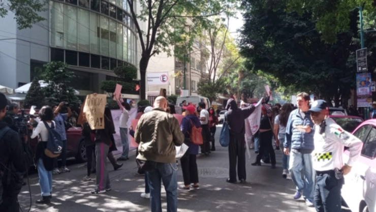 Tráfico en CDMX hoy 23 de julio Conoce las marchas bloqueos manifestaciones y calles afectadas. En la imagen se observa a personas bloqueando las calles en medio de un operativo de la policía.