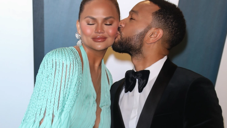 John Legend y Chrissy Teigen durante una alfombra roja