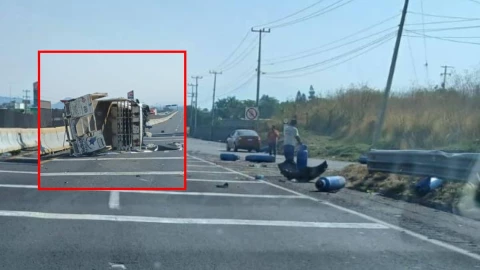 Volcadura de camioneta con cilindros de gas afecta circulación en la autopista Cuernavaca-Acapulco