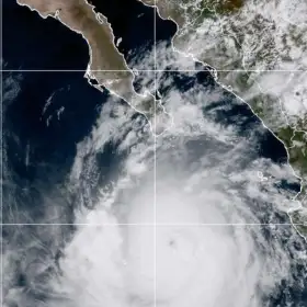 Huracán Rachel frente a la península de Baja California.