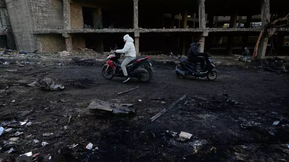 Escombros calcinados tras un ataque israelí en Beirut,