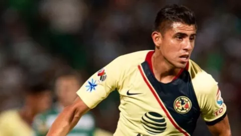 Joe Corona vistiendo la playera del América