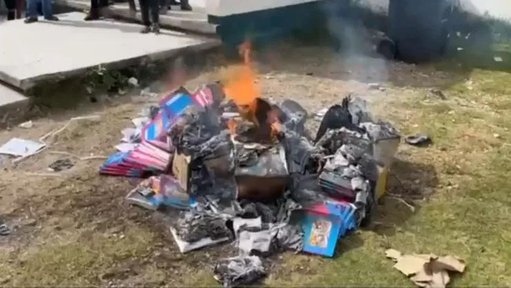 Queman libros de texto 2023 en Chiapas.