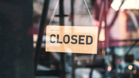 Letrero de “cerrado” en establecimiento
