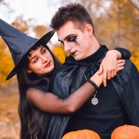 /estilo-de-vida/3-disfraces-halloween-usando-solamente-capa-negra