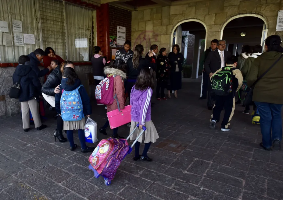 TOLUCA, ESTADO DE MÉXICO, 07ENERO2019.- Con frío regresaron miles de estudiantes en el Valle de Toluca, después de concluir las vacaciones decembrinas. FOTO: ARTEMIO GUERRA BAZ /CUARTOSCURO.COM
