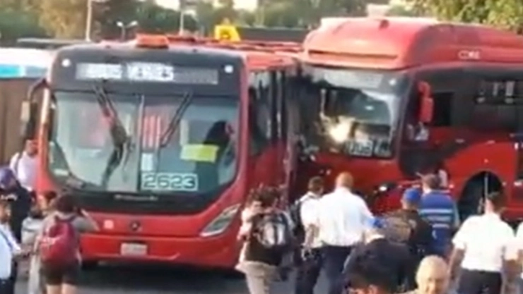 El choque ocurrió mientras los choferes de las unidades del Metrobús realizaban maniobras para acomodarlas.