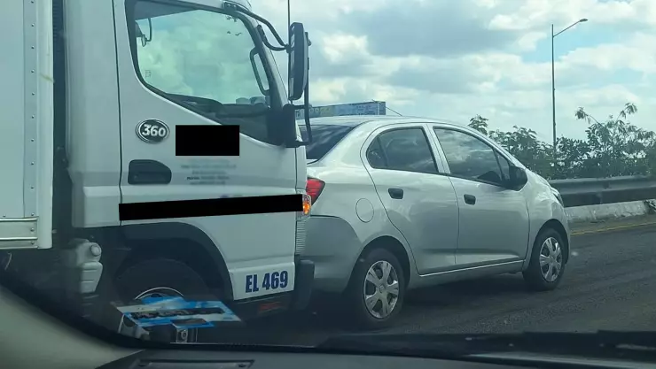 Última Hora Choque entre camión y carro a la salida de Progreso