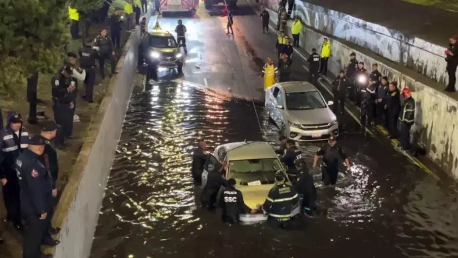 coche inundado en viaducto cdmx