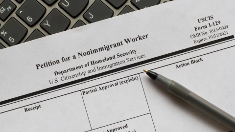 Un formulario del USCIS.