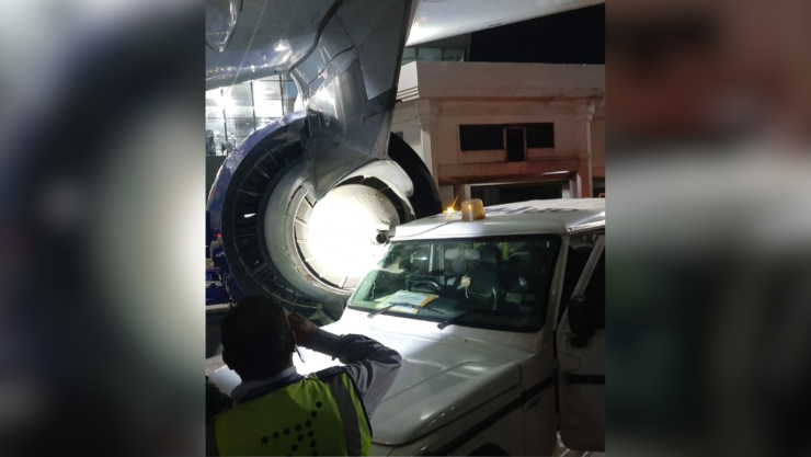 Choque vehículo contra avión