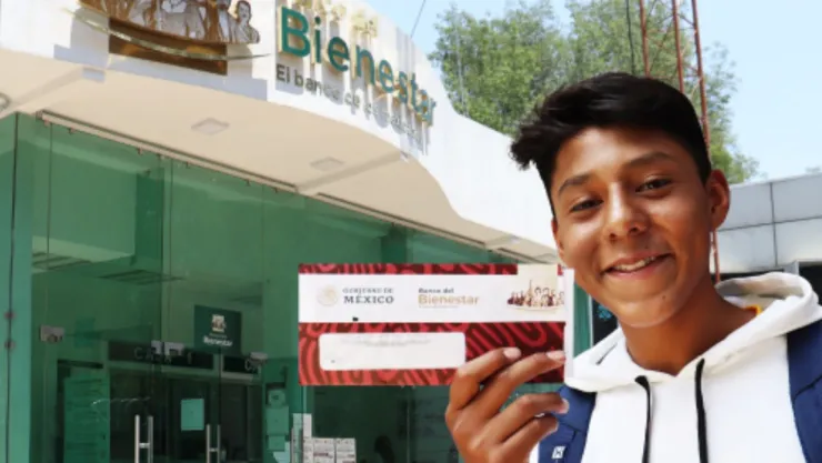 Beneficiario de la Beca Benito Juárez, mostrando su tarjeta del Banco Bienestar