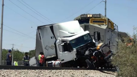 Gómez Palacio Tren embiste tráiler; van 3 accidentes en dos días.jpg