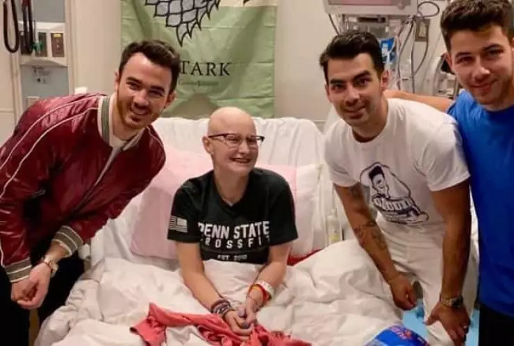 Jonas Brothers acude a llamado de fan con cáncer