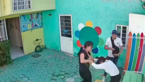 Video de padres golpeando a maestra en Cuautitlán Izcalli