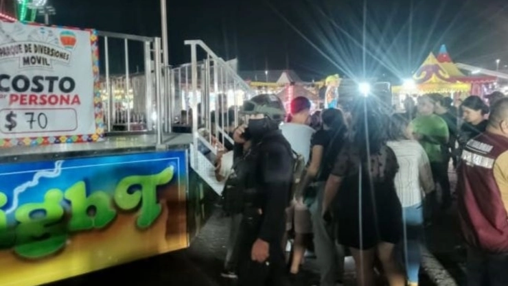 Un juego mecánico en una feria en Apatzingán presentó una falla.