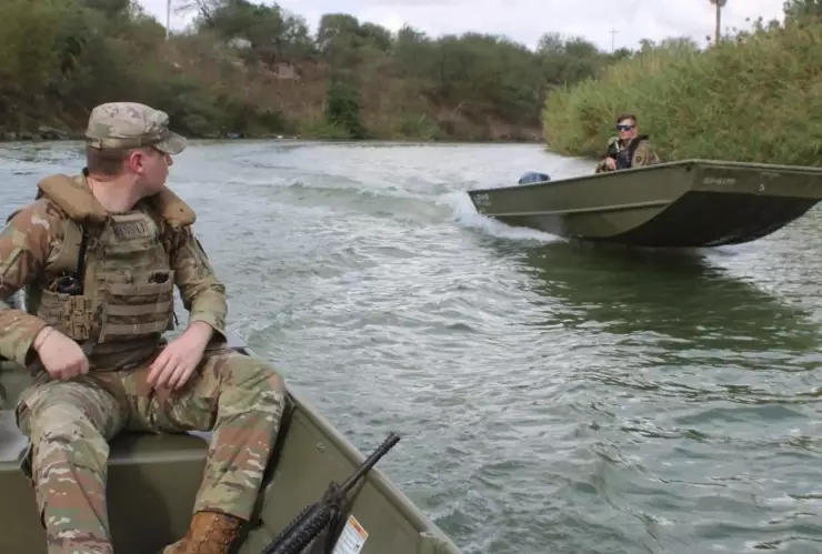 Agentes de la Guardia Nacional de Texas navegando en botes