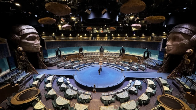 teatro cirque du soleil, butacas tapizadas, alfombra azul, acuarios