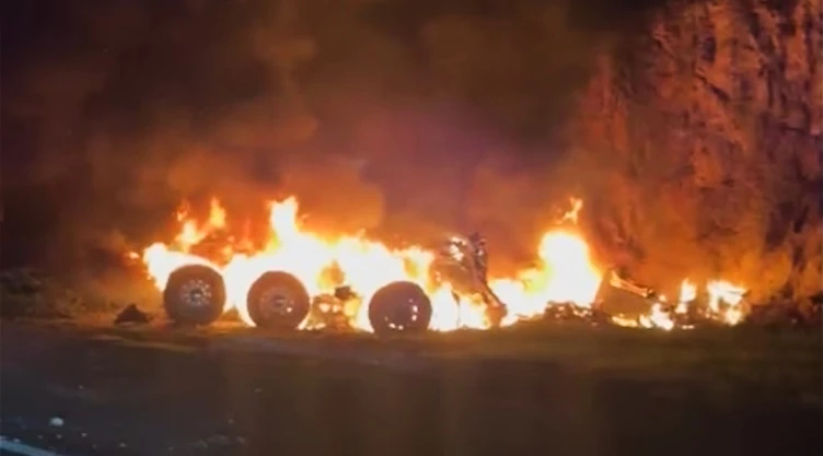 ¡Infernal! Vehículo de carga termina ardiendo en llamas tras fatal accidente en la Zona Metropolitana de Guadalajara