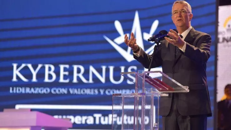 Ricardo Salina Pliego en evento Recupera tu Futuro