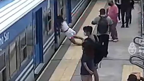 Una mujer sobrevive tras desmayarse y caer en las vías de un tren 