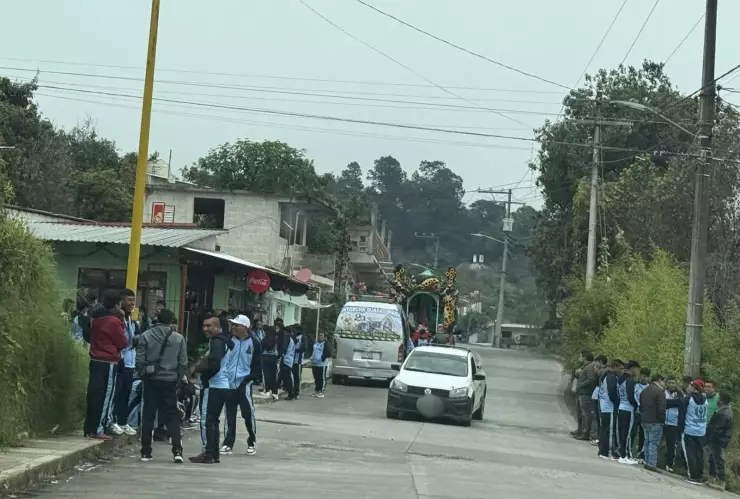 FOTOS: Camión de peregrinos tiró barda de vivienda en Xiutetelco, Puebla; así quedó