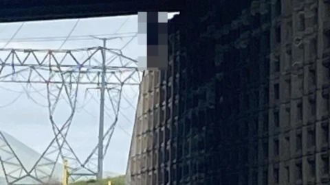 Colgado en puente del bulevar 2000