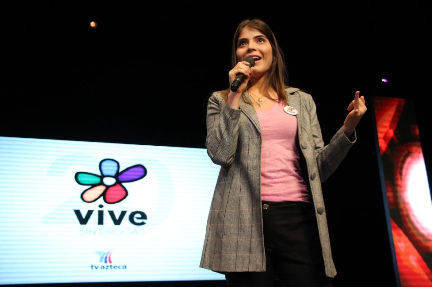 Esmeralda Ugalde alentando a los jóvenes a perseguir sus sueños