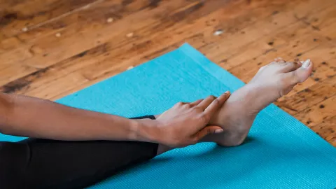Hacer posturas de yoga al despertar tiene múltiples beneficios