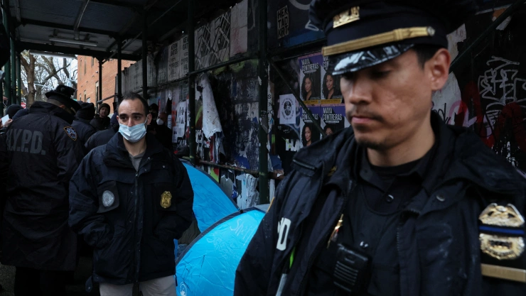 La policía de Nueva York detuvo a manifestantes e indigentes mientras los trabajadores sanitarios limpiaban un campamento para personas sin hogar.