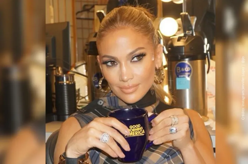 JLo bebiendo café..jpg