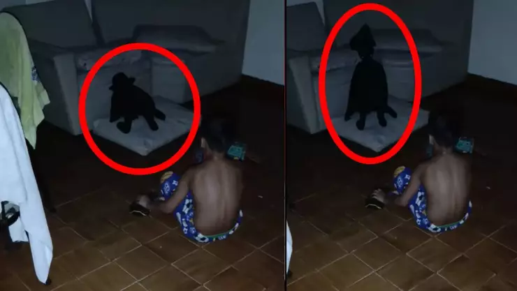 Niño juega con sombra negra