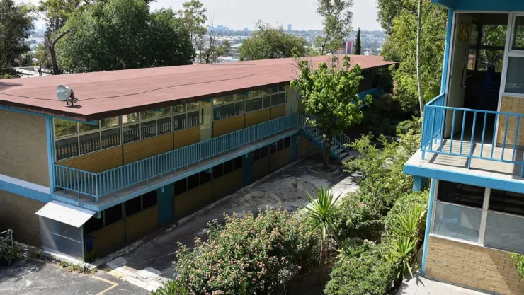 Agreden a profesor de francés en CCH Naucalpan, Edomex, en plena clase; suspenden labores