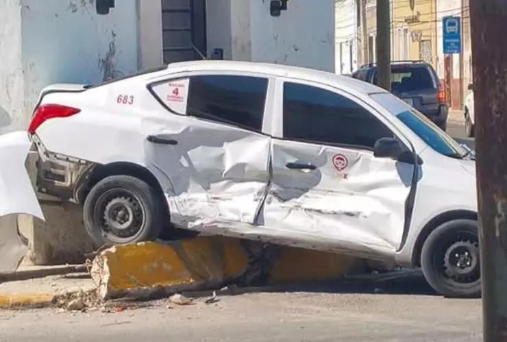 Fuerte accidente en el Centro de Mérida: ¿Qué se sabe del choque que dejó una mujer lesionada hoy martes 15 de abril de 2025?