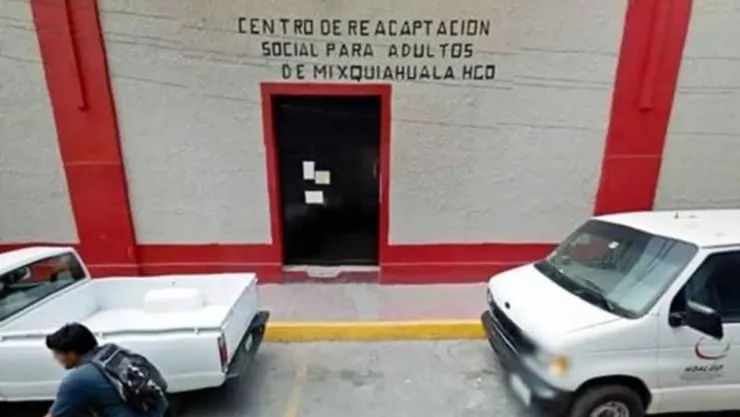 Detienen a jefe de reclusos y directora del Cereso de Mixquiahuala relacionados con la fuga de dos secuestradores