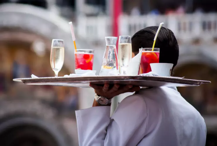 Mesero viola a su compañera