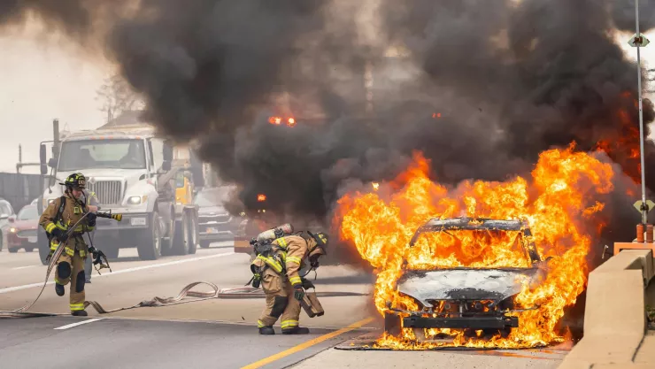 Carretera Aguascalientes-Zacatecas Vehículo se incendia y causa tráfico pesado hoy 23 de marzo