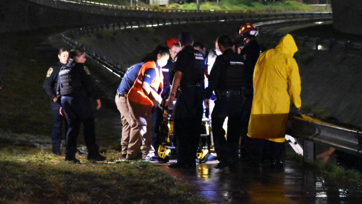 Sujeto se lanza canal Chihuahua.jpg