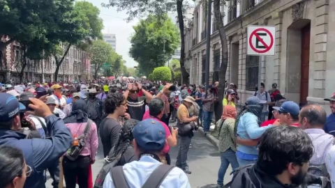 CNTE-intenta-entrar-a-la-Segob-y-se-enfrenta-a-policías