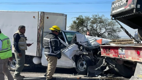 Choca camioneta con tráiler en la Irapuato-Silao